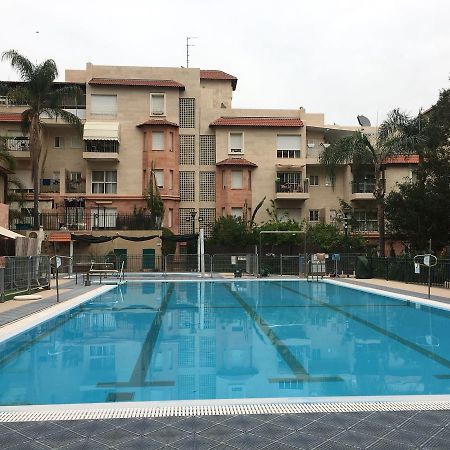Апарт отель Pool & Garden Реховот Экстерьер фото